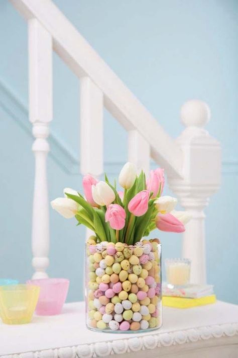 Tulips Centerpiece #centerpiece #spring #Easter #decorhomeideas Colorful Easter Table, Easter Wedding Ideas, Tulip Centerpiece, Easter Table Centerpieces, Easter Wedding, Tafel Decor, Spring Centerpiece, Pastel Balloons, Easter Decorating