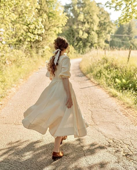 White Dress Aesthetic, Carmen Dress, Debut Photoshoot, French Summer, Old Fashion Dresses, Ray Bradbury, Dress Aesthetic, The Tongue, Lovely Clothes