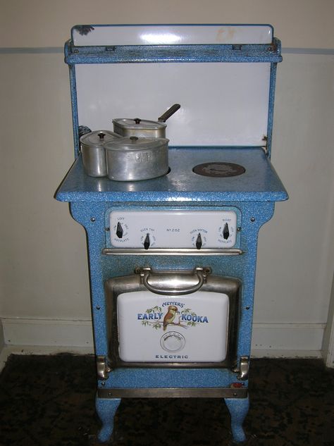 Vintage electric stove,  Calthorpe House, Canberra, Australia Retro Stoves, Antique Kitchen Stoves, Stove Decor, Vintage Stove, Vintage Kitchen Appliances, Old Stove, Retro Kitchens, Australian Vintage, Retro Appliances