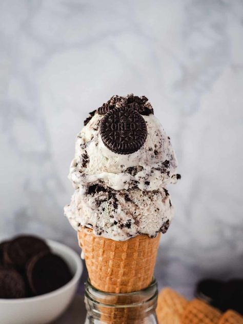 Oreo Ice Cream 12 Oreos Aesthetic, Homemade Oreo Ice Cream, Ice Cream Oreo, Creamy Vanilla Ice Cream, Cookie Ice Cream, Cream Dip, Rainbow Ice Cream, Oreo Ice Cream, Yummy Ice Cream