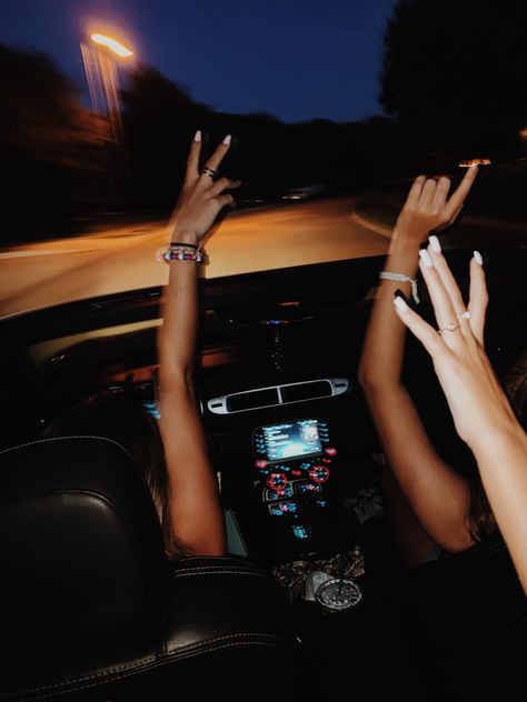 summer car top down vibes Couple Car Poses, Car Vibes, Singing In The Car, Playlist Covers Photos, Car Poses, Girls Driving, Late Night Drives, Best Friend Photoshoot, Night Vibes