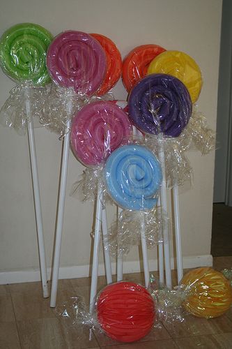 Swimming Pool Noodle "Candy"-great for Christmas candy yard decorations! (get noodles now, in summer!) Pool Noodle Candy, Noodle Candy, Candy Witch, Giant Lollipops, Candy Land Party, Parade Ideas, Vbs 2024, Candyland Party, Pool Noodle