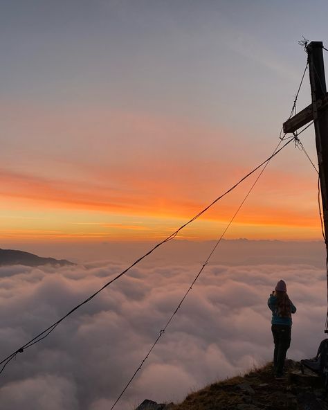 Welcome to the best sunrise of my life. No filter added. Now if that's not a sign to go on a sunrise hike this autumn I don't know what is 🌄☁️🧡💖 . #italy #mountains #hiking #sunrise #overtheclouds #hike #nature #girlsthathike #sun Italy Mountains, Sunrise Hike, Mountains Hiking, No Filter, 2025 Vision, A Sign, I Don't Know, Go On, Of My Life