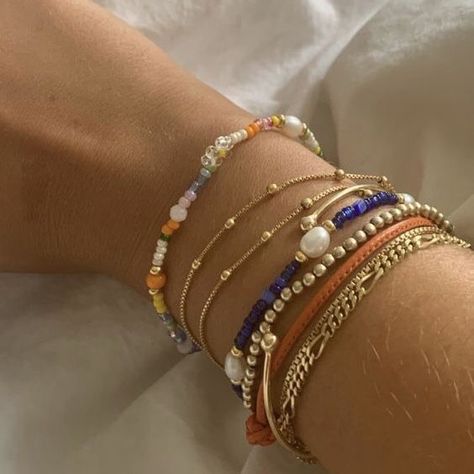 belly conklin aesthetic the summer i turned pretty Beaded Necklace Stack, Summer Bracelet Stack, Belly Conklin, Preppy Jewelry, Wrist Jewelry, Jewelry Accessories Ideas, The Summer I Turned Pretty, Summer Bracelets, Classy Jewelry