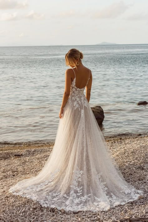 Bruidshuis Diana | Jenica Madi Lane Cheap Wedding Dress Boho, Bohemian Style Wedding Dresses, Sparkle Prom Dress, Bohemian Style Wedding, Beach Wedding Dress Boho, Satin Tulle, Ivory Wedding Dress, Lace Mermaid Wedding Dress, Prom Dresses Ball Gown