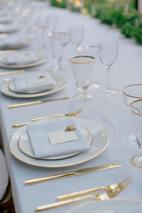 Gold Rim Dinnerware, Mirror Gold Flatware, Gold Rim Vintage Glassware by Set Maui elegant wedding inspiration, table top ideas. Chris J Evans Photography Spiegel Gold, Vintage Table Setting, Wedding Glassware, Elegant Plates, Elegant Wedding Inspiration, Gold Flatware, Dinner Table Setting, Wedding Plates, Table Set Up