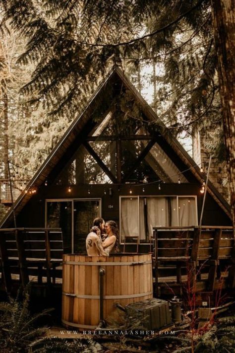 Airbnb Wedding Venues, Rainy Engagement Photos, Airbnb Elopement, Washington Beaches, Washington Mountains, Airbnb Wedding, Cabin Aesthetic, Washington Hikes, Couple Engagement Pictures