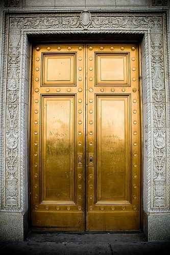 Gold door Golden Door, Gold Door, Structure Architecture, Kelly Wearstler, Matte Metallic, Unique Doors, Beautiful Doors, Door Knockers, Modernism