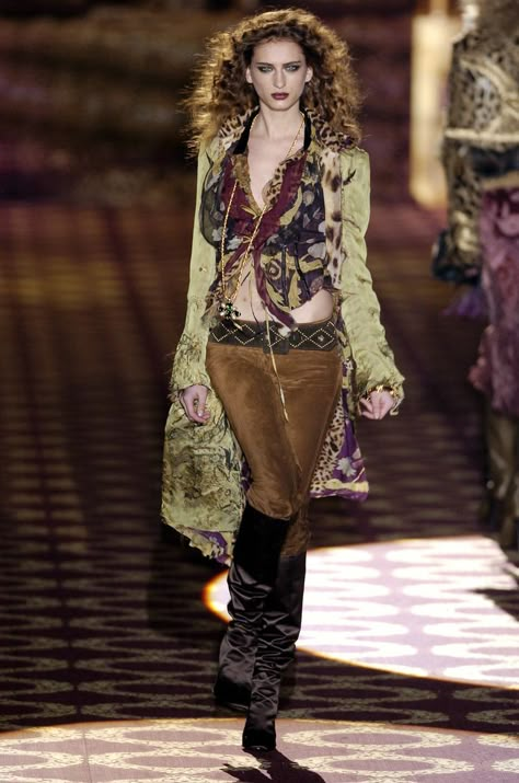 2004 Runway, Look Boho Chic, Mode Chanel, Runway Fashion Couture, Model Walks, Runway Pictures, John Galliano, Roberto Cavalli, 70s Fashion