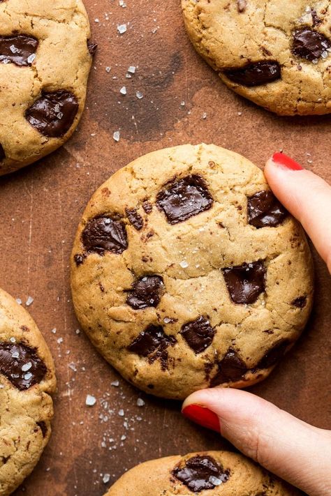 Vegan chocolate chip cookies with aquafaba Fudgy Vegan Brownies, Veggie Ideas, Lazy Cat Kitchen, Vegan Biscuits, Mouthwatering Food, Healthy Chocolate Chip Cookies, Cat Kitchen, Vegan Chocolate Chip Cookies, Healthy Chocolate Chip