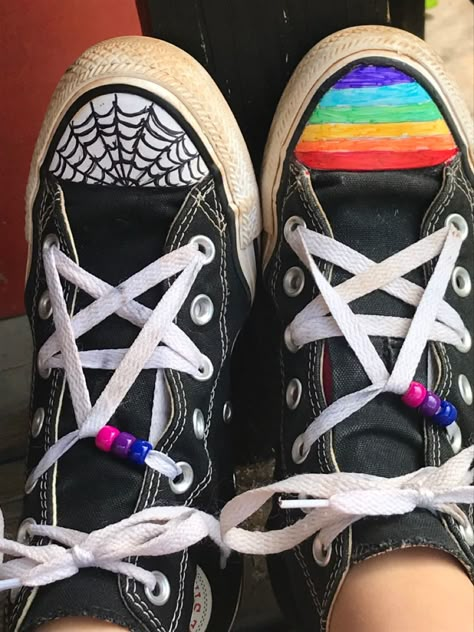 Writing In Converse, Beaded Converse Laces Ideas, Sharpie On Converse, Converse Designs Ideas Drawing, Rainbow Punk Aesthetic, Converse Shoes Laces Ideas, Converse Shoe Laces Ideas, Converse Designs Ideas, Drawing On Shoes Ideas