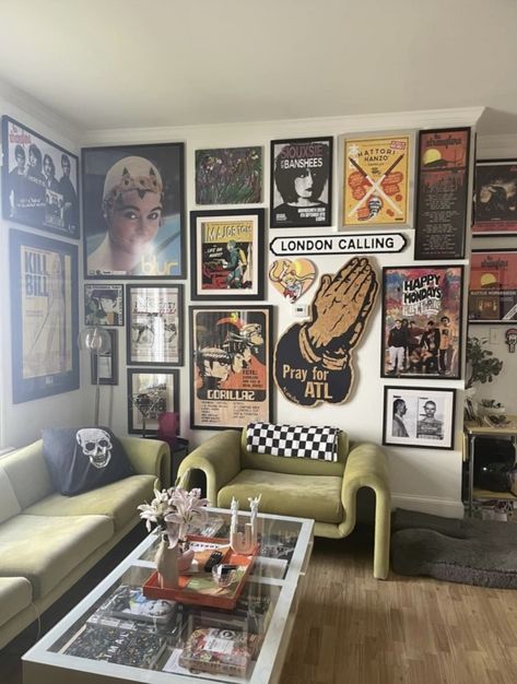 Maximalist Music Room, Rocker Home Decor, Rock N Roll Home Decor, Rock And Roll Living Room, Rock N Roll Living Room, Rock Apartment, Music Living Room, Rockstar House, Casa Rock