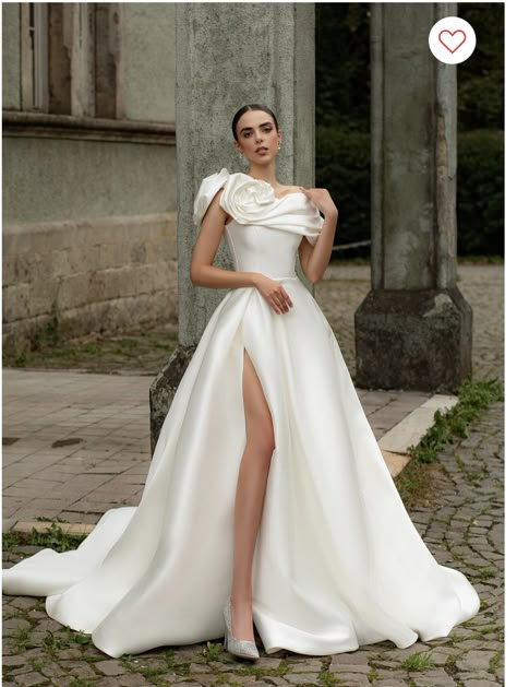 Wedding Dresses Accessories, Sabrina Neckline Wedding Dress, Old Hollywood Wedding Dress Glamour, Avante Garde Wedding Dress, Classical Wedding Dress, Wedding Dress 2024 Trend, Wedding Gown With Gloves, Architectural Wedding Dress, European Wedding Dress