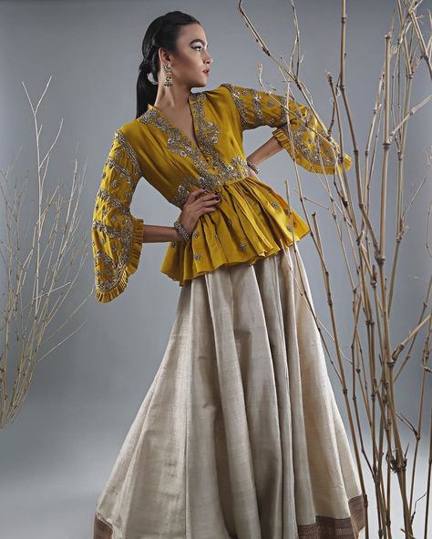 An ochre yellow Peplum blouse design that would totally go with the bridal as well as the bridesmaid's outfit. #shaadisaga #blousedesign #blousestyle #weddinginspo #bridesmaidoutfit #outfitgoals #indianoutfit #indianfashion #lehenga #indianwear #weddinginspiration #outfitgoals Latest Peplum Styles, Style Blouse Designs, Peplum Top Outfits, डिजाइनर कपड़े, Long Blouse Designs, Lehenga Blouse Designs, Indian Gowns Dresses, Indian Gowns, Designer Party Wear Dresses