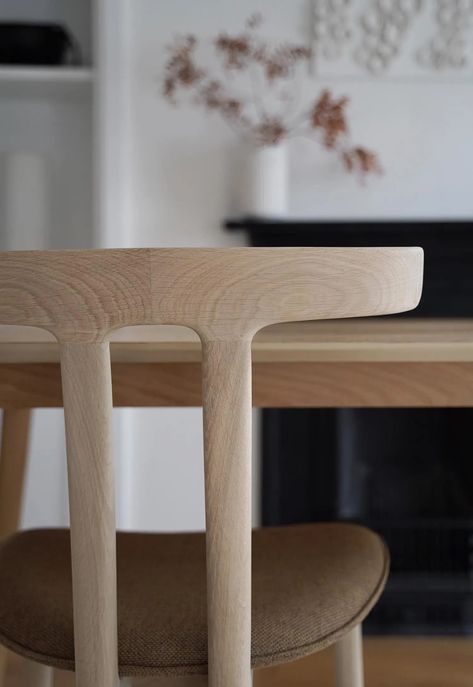 Minimalist white dining room with OW58 T-Chair by Carl Hansen & Søn - a beautiful example of timeless Nordic design | These Four Walls blog Minimalism Design, Dinner Chair, Carl Hansen & Son, Danish Furniture Design, Danish Mid Century Modern, White Dining Room, Carl Hansen, Upholstered Armchair, Minimalist White