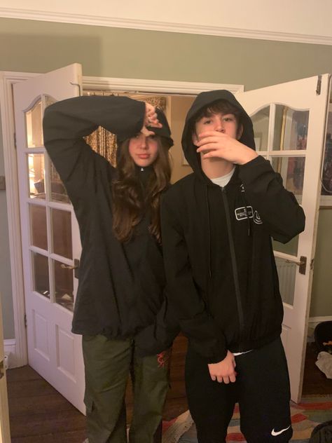 Brunette X Brunette Couple, Boy N Girl Friendship, 2 Boys And 2 Girls Friends, Boyfriend Nd Girlfriend, Two Guys And One Girl Friends, Bff Goals Boy And Girl, British Couple Aesthetic, Arcytex Jacket, Blond And Brunette Couple