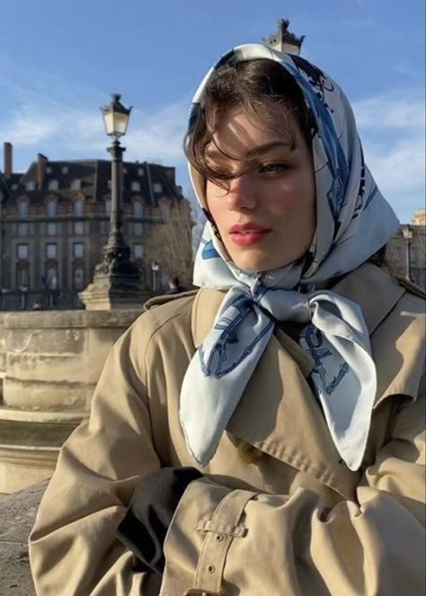 Parisienne Chic, Tokyo Street Fashion, Style Indie, Head Scarf Styles, Scarf Outfit, Grunge Look, Old Money Aesthetic, Mode Inspo, Soft Grunge