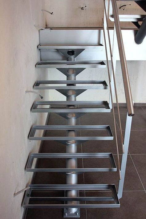 50 Beautiful Iron Stair Construction Ideas - Engineering Discoveries Reling Design, Steel Stairs Design, Iron Stairs, Stair Design Architecture, درج السلم, Porte In Ferro, Staircase Outdoor, Stair Makeover, Staircase Design Modern