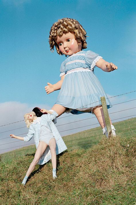 Tim Walker photography, surreal giant doll with female model. Giant Doll, Tim Walker Photography, Lindsey Wixson, Guy Bourdin, Magazine Vogue, Tim Walker, Richard Avedon, Tilda Swinton, Vogue Italia