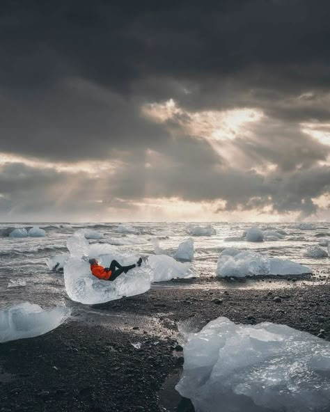 Iceland Picture Ideas, Iceland Moodboard, Iceland Photo Ideas, Iceland Photoshoot, Couples Travel Photography, Hanging Mistletoe, Nordic Inspiration, Iceland Pictures, Iceland Honeymoon