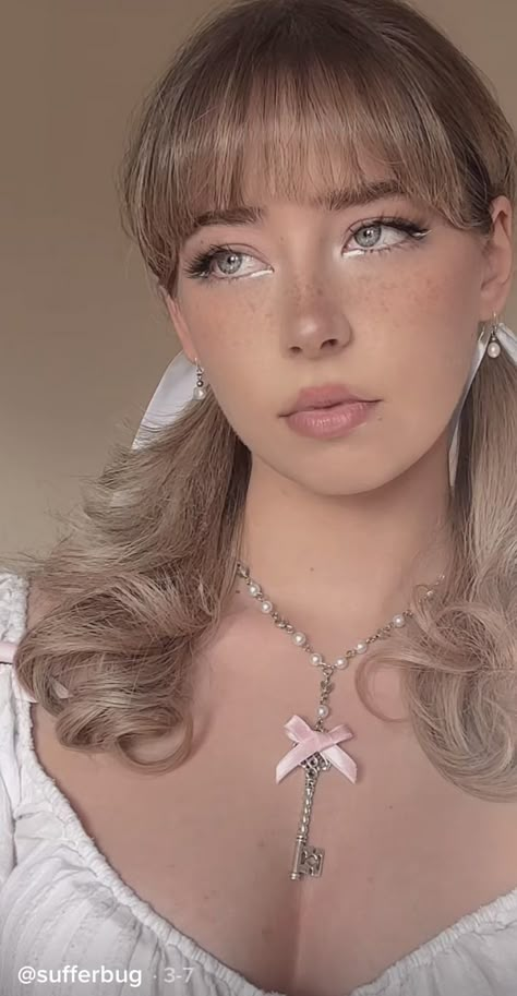 Ballet Core Makeup Look, Farmers Daughter Makeup, Croquette Aesthetic Hairstyles, Natural Angelic Makeup, Conquete Makeup Looks, Princess Look Makeup, Juliet Makeup Look, Coquette Wedding Makeup, Makeup Ideas Pearls