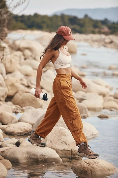 Womens Climbing Outfit, Streetwear Hiking Outfit, World Travel Outfits, Grey Hiking Pants Outfit, Outdoorsie Outfits, Yosemite Camping Outfits, Athleisure Boho Outfits, Boho Sporty Outfits, Outdoor Girl Outfits