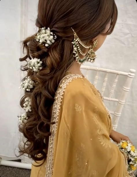 Hairstyle For Mehndi Event, Mehndi Night Hairstyles, Indian Bridal Hairstyles Updo, Mendhi Hairstyles For Bride, Hairstyles With Gowns Indian, Indian Hair Flowers, Hairstyles For Desi Weddings, Mehndi Braids Hairstyles, Dholki Hairstyles