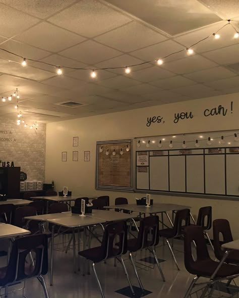 Classroom Decoration Ideas, Classroom Goals, Classroom Decor High School, Diy Classroom Decorations, Classroom Makeover, Elementary Classroom Decor, History Classroom, High School Classroom, English Classroom