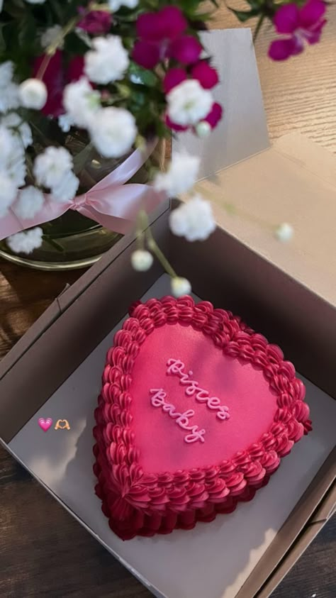 Heart Shaped Cakes Birthday Leo, Vintage Cake Pisces, Horoscope Birthday Cake, Zodiac Sign Cake Aesthetic, Picese Zodiac Cake, Picies Zodiac Cake, Pisces Birthday Cake Ideas, Pink Aries Cake, Pink Pisces Aesthetic