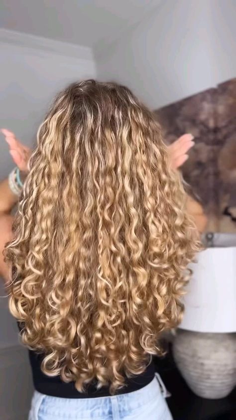 Beautiful front hairstyle Caramel Hair Colour, Puff Styles, Hair Colour Ideas, Curly Hair Beauty, Curly Bun Hairstyles, Natural Curly Hair Cuts, Extension Hair, Low Bun Hairstyles, Curly Hair Videos