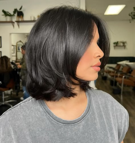 Explore the 29 Italian Bob Haircut Variations for a Trendy 2024 Look! - divagaze.com Best Shoulder Length Haircuts, Italian Bob Haircut, Italian Bob, Hair Color Guide, Long Layered Bob, Shoulder Length Haircuts, Textured Haircut, Layered Bobs, Classic Bob