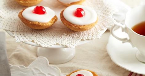 Enjoy these scrumptious and sweet cherry bakewell tarts- perfect for morning or afternoon tea. Cherry Bakewell Recipe, Bakewell Tart Recipe, Cherry Bakewell Tart, Bakewell Tarts, Egg Butter, Mary Berry Recipe, Cherry Bakewell, Tarts Recipe, British Desserts