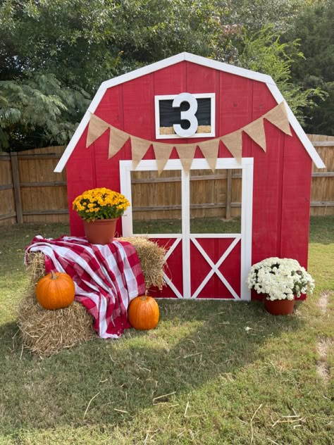 Barn Birthday Party, Cow Birthday Parties, Farm Themed Party, Barnyard Birthday Party, Farm Theme Birthday, Farm Animals Birthday Party, Farm Themed Birthday Party, Garden Art Diy Easy, Barn Parties