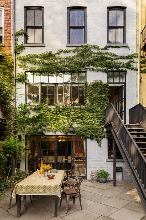 Lauren Stern Design Nyc Brownstone Kitchen, Nyc Brownstone Backyard, Brooklyn Brownstone Backyard, Brooklyn Brownstone Aesthetic, Boerum Hill Townhouse, Brooklyn Backyard Ideas, Brooklyn Brownstone Kitchen, Brooklyn Apartment Aesthetic, Brooklyn Brownstone Interior