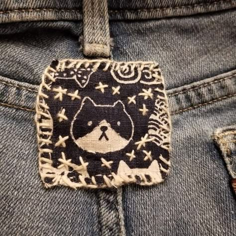 Decorative Patches On Clothes, Diy Fabric Patches Ideas, Patches On Clothes Ideas, Goth Felt Crafts, Clothing With Patches, Patch Jeans Punk, Shirt Patches Ideas, Diy Fabric Patches, Embroidery Patch Ideas