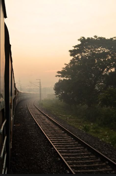 Google Backgrounds, Train Aesthetic, Train Video, Blur Photo Background, Indian Railways, Train Photography, Insta Profile, Train Pictures, Insta Profile Pic