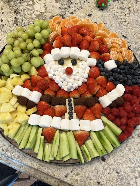 Santa Veggie Tray Ideas, Xmas Buffet Ideas, Santa Fruit Platter, Christmas Dessert Grazing Table, Christmas Snack Tray Ideas, Christmas Food Tray Ideas, Christmas Kids Charcuterie Board, Santa Fruit Tray, Christmas Charcuterie Board For Kids