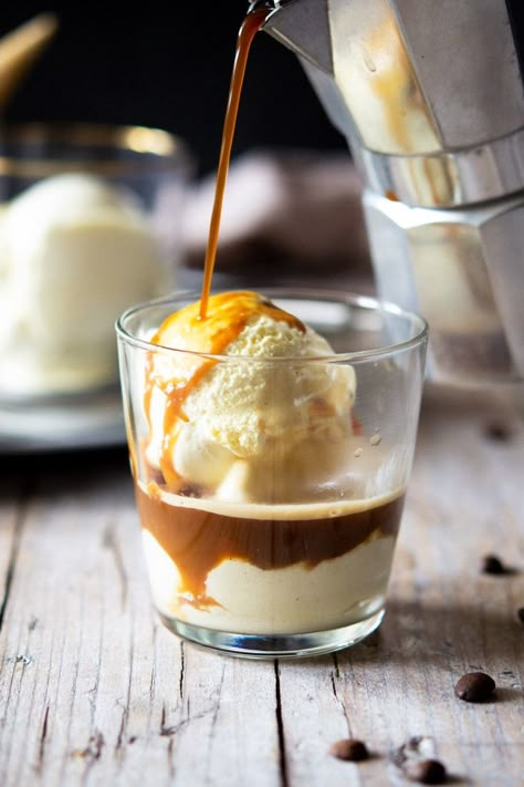 Espresso Ice Cream, Affogato Recipe, Affogato Coffee, Nespresso Recipes, Dinner Party Desserts, Italian Dinner Party, Healthy Food Habits, Dessert Simple, Chocolate Caliente