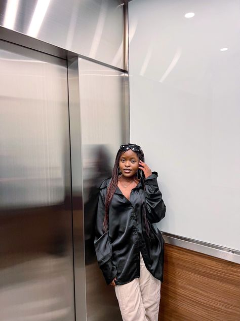 Oversized Black Satin Shirt Outfit, Oversize Satin Shirt Outfit, Satin Dress Shirt Outfit, Oversized Satin Shirt Outfit, Oversized Shirt Styling, Black Satin Shirt Outfit, Silk Button Down Shirt Outfit, Styling A Shirt, Satin Shirt Outfit