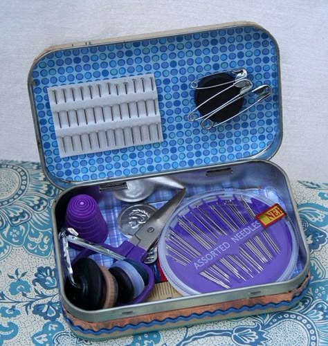 Sewing Kit Altoid Tin Crafts, Altered Altoid Tins, Tin Ideas, Travel Sewing Kit, Tin Crafts, Altoids Tin, Altoid Tin, Altoids Tins, Travel Sewing