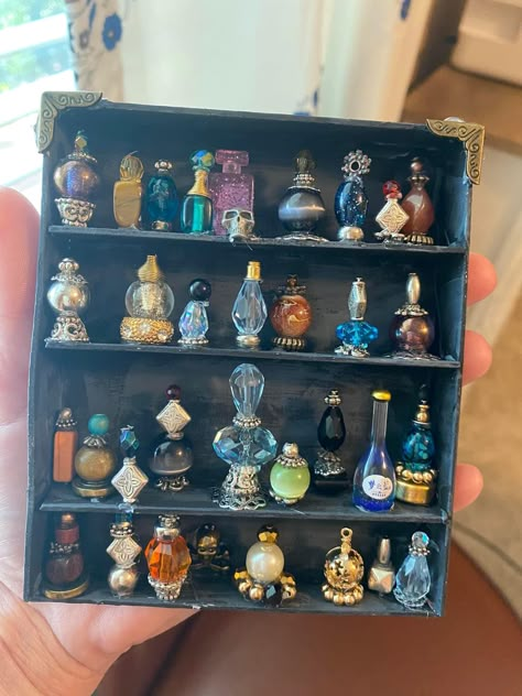 Witchy Dollhouse Diy, Fairy Miniatures Diy, Miniature Diy Ideas, Tiny Jar Ideas, Miniature Bottle Crafts, Mini Objects Diy, Dnd Clay Crafts, Diy Outlet Covers Ideas, Tiny Bottle Crafts Diy