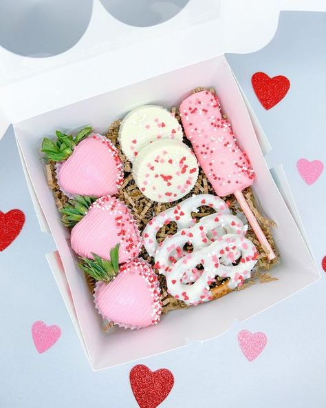 Oreo Cookie Valentine Ideas, Chocolate Covered Treats Valentines, Valentines Dipped Treats, Valentines Dipped Strawberries, Sweet Treat Box Ideas, Valentine Treat Boxes Ideas Sweets, Valentine Strawberry Boxes, Dipped Strawberry Ideas Valentines, Valentines Day Sweets Box Ideas