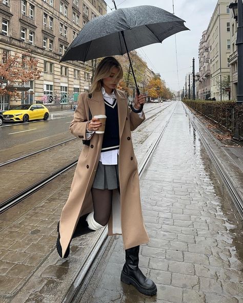 Cozy Rainy Day Outfit, London Outfit Ideas, Country Fall Outfits, Rainy Outfit, Fall Coat Outfit, Long Coat Outfit, Rain Outfit, Trench Coat Outfit, London Outfit