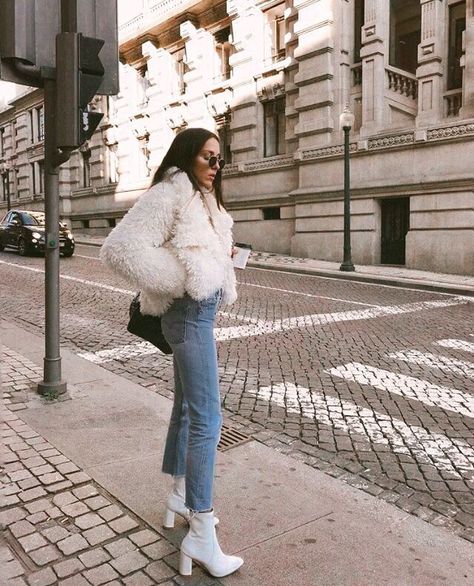 White Booties Outfit, Pretty Winter Outfits, White Boots Outfit, Look Winter, Winter Mode Outfits, White Fur Coat, Booties Outfit, White Booties, 사진 촬영 포즈