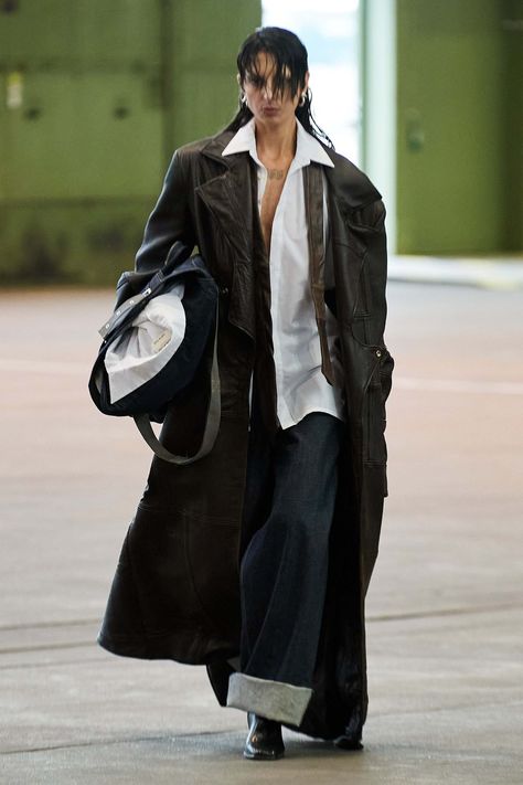 Haderlump Berlin Spring 2025 Fashion Show | Vogue Layer Outfit Women, Anti Fashion Outfits, Chic Oversized Outfit, Rain Street Style, Oversized Layered Outfit, Goth Chic Aesthetic, Archive Fashion Women Outfits, City Style Outfits, Classic Aesthetic Outfits