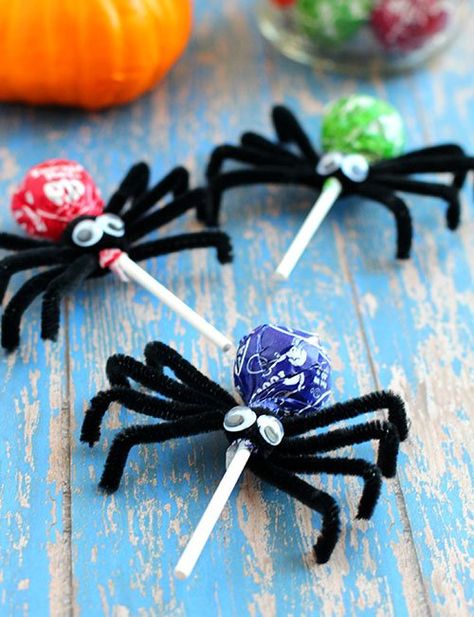 Spider Lollipops, Pelottava Halloween, Cute Halloween Treats, Diy Halloween Treats, Halloween School Treats, Dekorasi Halloween, Dulces Halloween, Halloween Party Treats, Halloween Decor Diy