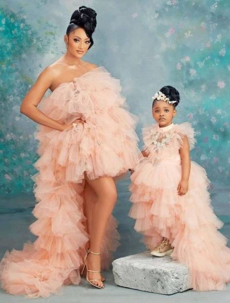 Peach Tulle Dress, Mum And Daughter Matching, Mommy Daughter Photoshoot, Mommy Daughter Photos, Mum And Daughter, Mother Daughter Photoshoot, Tulle Long Dress, Mommy And Me Photo Shoot, Strapless Evening Dress