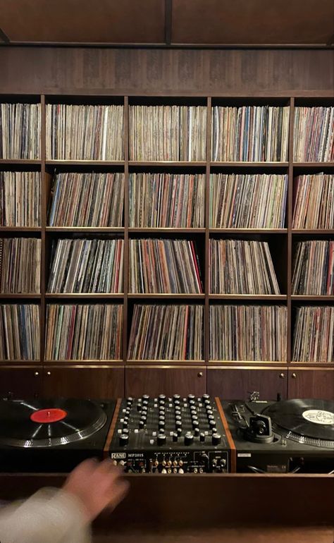 Vinyl Record Room, Record Crate, Dj Room, Home Music Rooms, Vinyl Room, Record Room, Music Rooms, Audio Room, Vinyl Storage