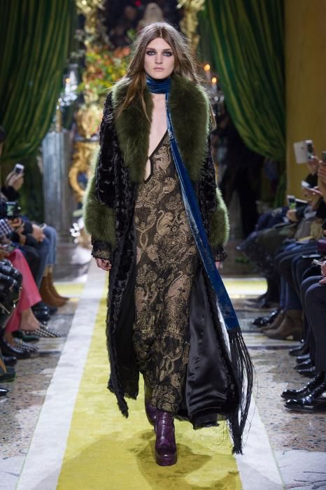 Bohemian Witch, Modern Nostalgia, Goth Core, Moda Hippie, Fall Fashion 2016, 2025 Fashion, Fall Collection, Roberto Cavalli, Slow Fashion