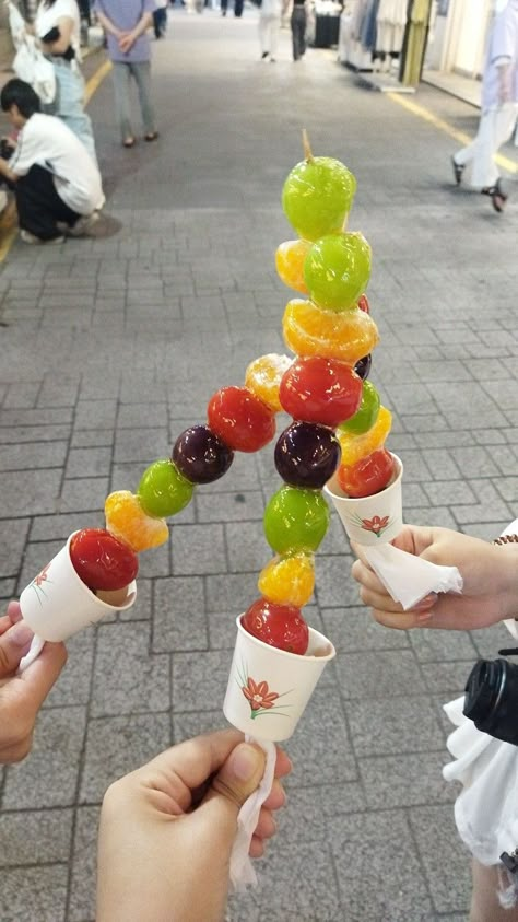 Viral Food Trends 2024, Tangululu Korean, Cute Korean Bangs, Strawberries On A Stick, Midnight Snack Ideas, Tanghulu Recipe, Korean Bangs, Food Stall Design, South Korean Food